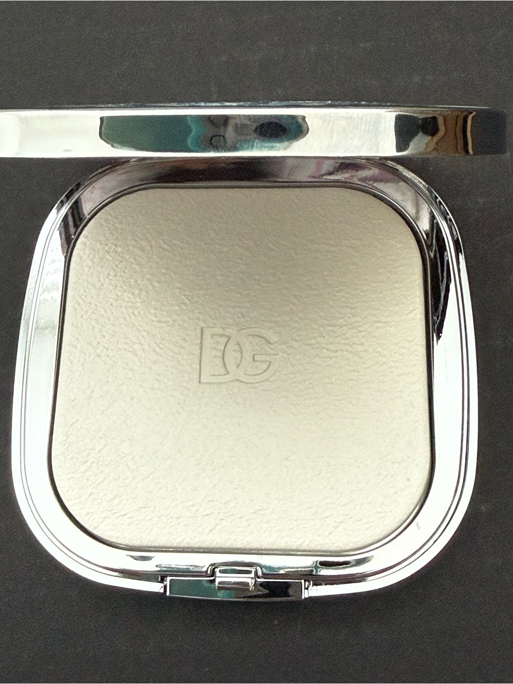 Dolce & Gabbana Skin Beautifier Blurring Powder - Picture 7 of 11
